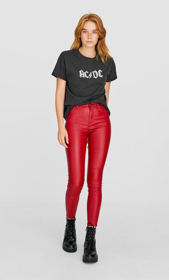 8. Pantalón con efecto piel de tiro alto en color rojo, de la firma Stradivarius (19,99 euros) 