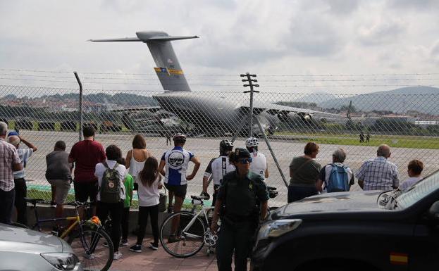 Muchos curiosos se han acercado al aeropuerto para ver al avión de carga.