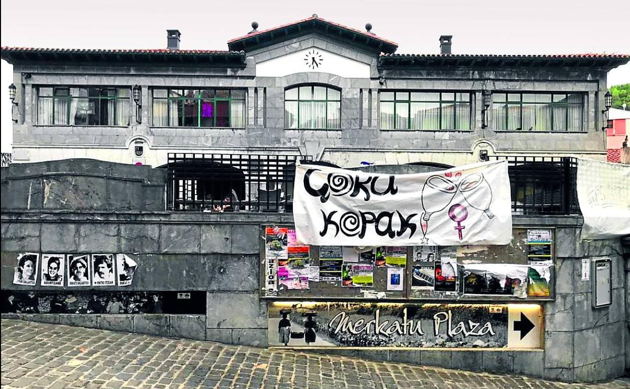 Imagen de una de las calles de Mutriku, con fotos de presos de ETA en la parte izquierda. 