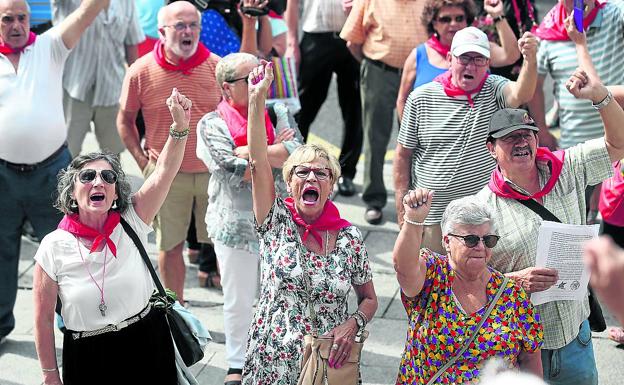 Varias pensionistas en Bilbao pidiendo voluntad política para asegurar unas prestaciones dignas.