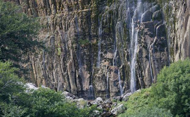 Imagen que presenta la cascada a estas alturas del año. Apenas caen unos hilos de agua. 