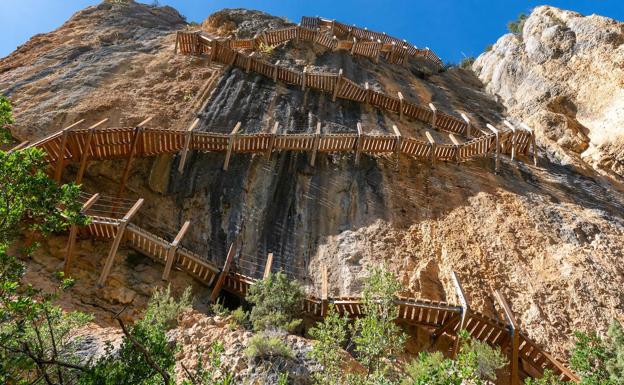 La inverosímil escalera asciende por 291 peldaños que se aferran a la pared.