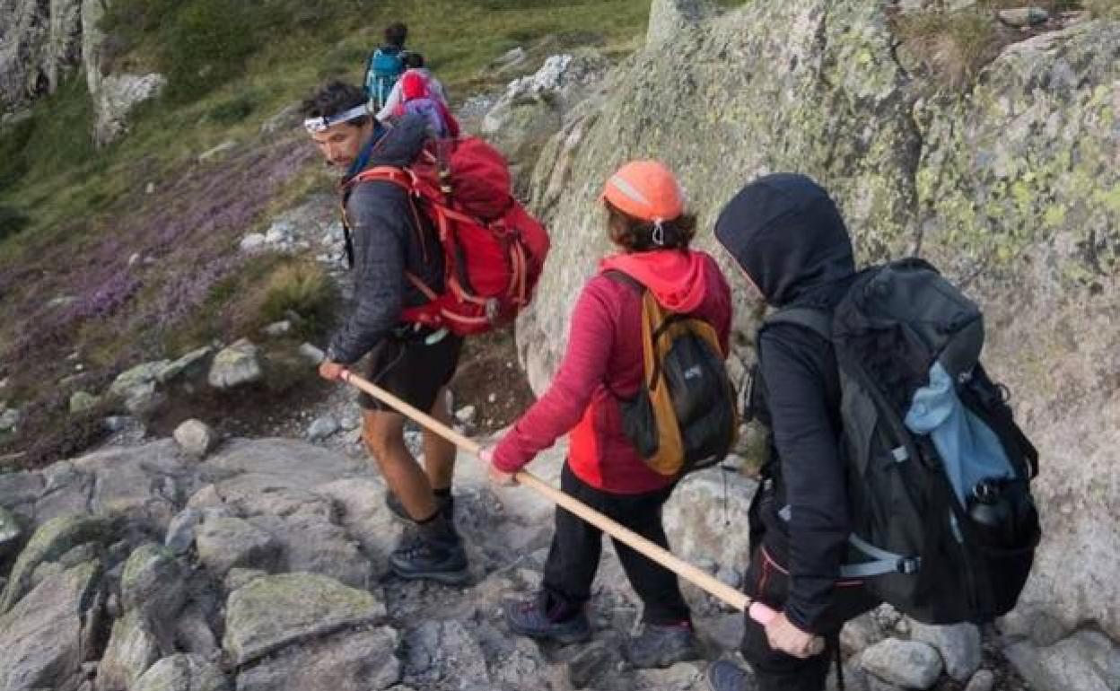 Los guías se valían de una barra de madera para indicarles por donde tenían que ir.