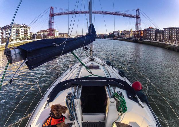 Un velero se apresta a cruzar bajo el Puente Colgante. 