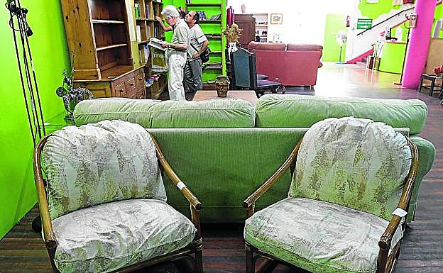 La cooperativa social Emaús tiene en la calle Sabino Arana de Bilbao una de sus tiendas.