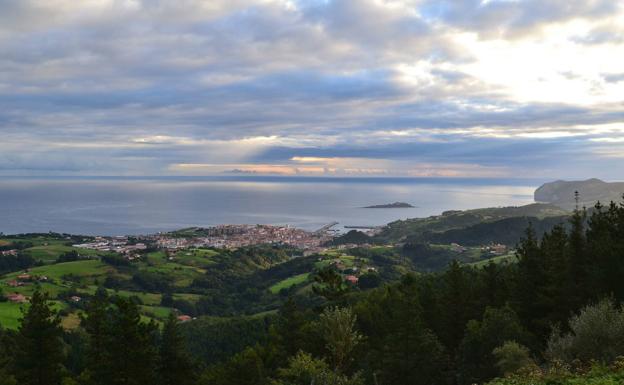 Bermeo, Izaro y Ogoño, vistos desde las alturas de Sollube. 