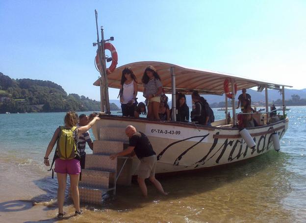 Los pasajeros descienden de uno de los barcos que navega por Urdaibai.