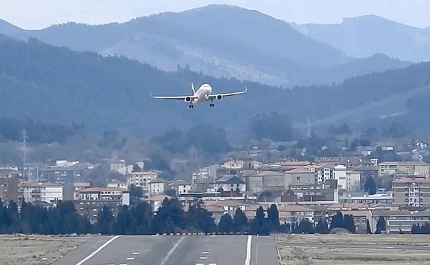 8 vuelos y 7 trenes cancelados por huelgas en Euskadi en plena operación retorno