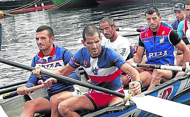 Jon Elortegi coloca el remo durante su última campaña como remero de Urdaibai, en 2016.