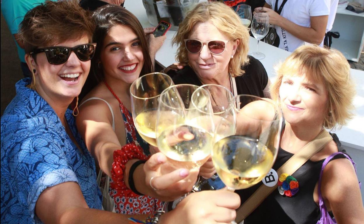 Cuatro mujeres brindan en una edición anterior de la feria enológica vitoriana. 