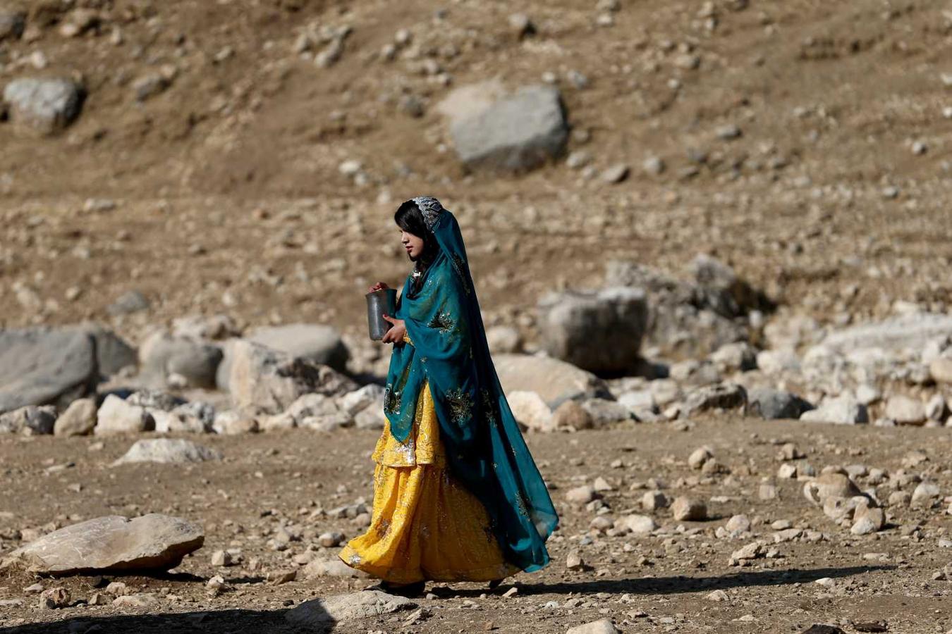 Una mujer iraní camina durante una boda tradicional nómada 