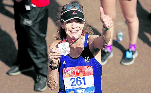 Número fetiche. El 261 fue el dorsal con el que corrió su primer maratón, del que quisieron echarla a empujones. Lo lleva en todas las carreras, como en el Maratón de Londres del año pasado, que corrió con 71 años.