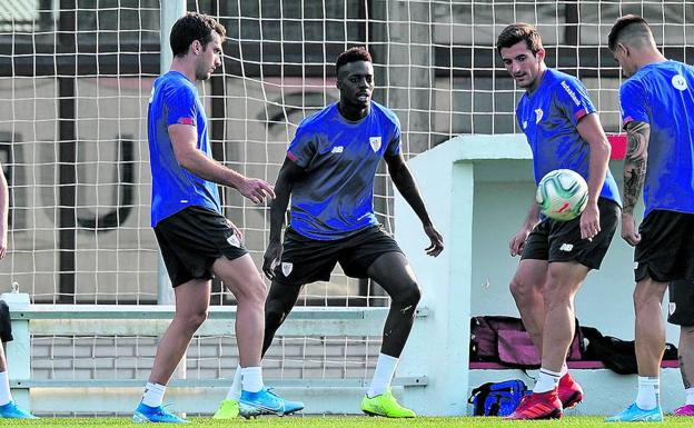 Iñigo, Núñez, Lekue, Williams, Vivian y Yuri realizan un rondo en el calentamiento de la sesión de ayer. 