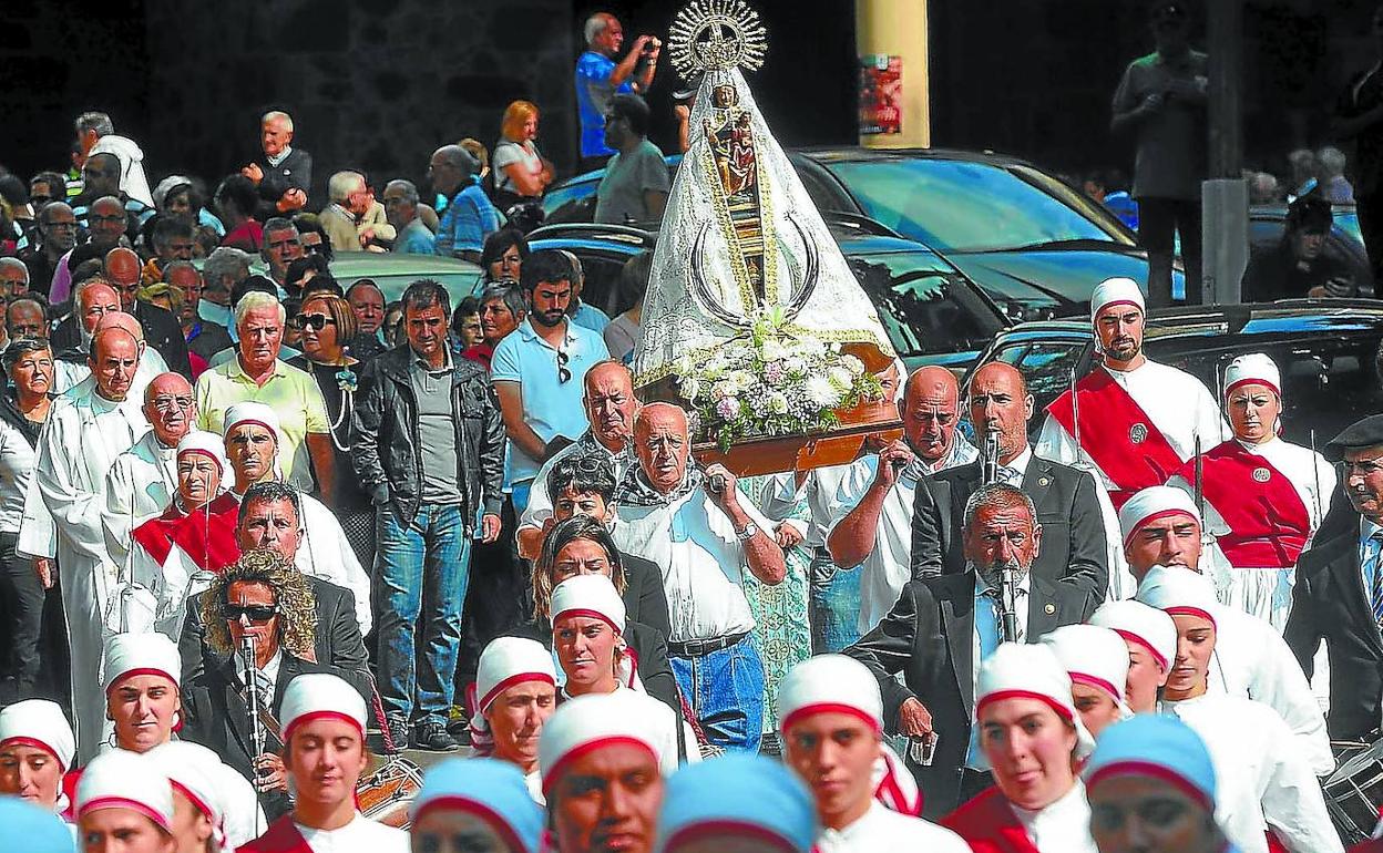 La procesión con la imagen de la Virgen hasta la cruz suele ser uno de los actos principales de la festividad de Arrate. 
