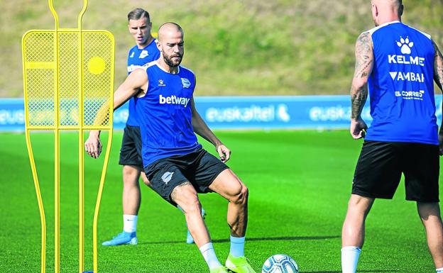 Víctor Laguardia devuelve el balón en un ejercicio combinativo del entrenamiento de ayer en Ibaia.