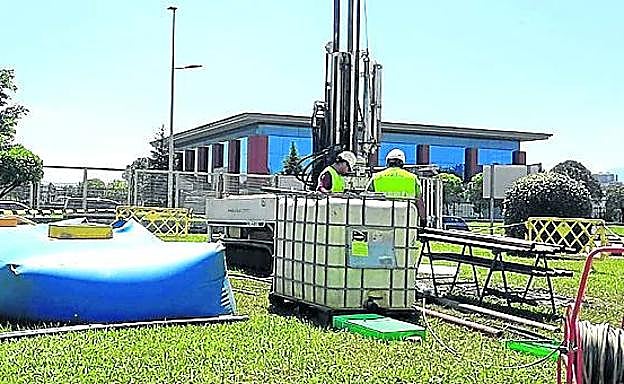 Técnicos trabajan en la dársena de Lamiako.