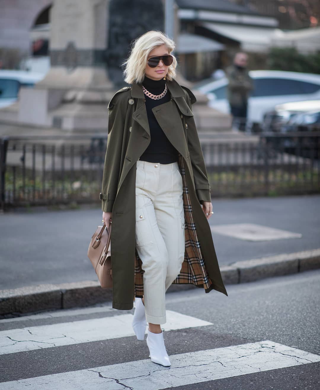 Trench con pantalones 'cargo'