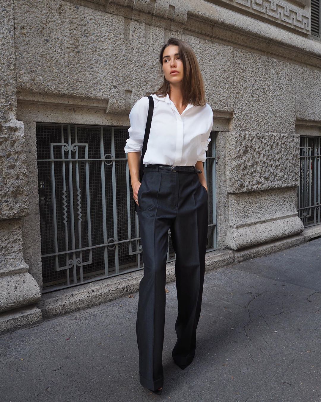 Pantalón de pinzas y camisa blanca