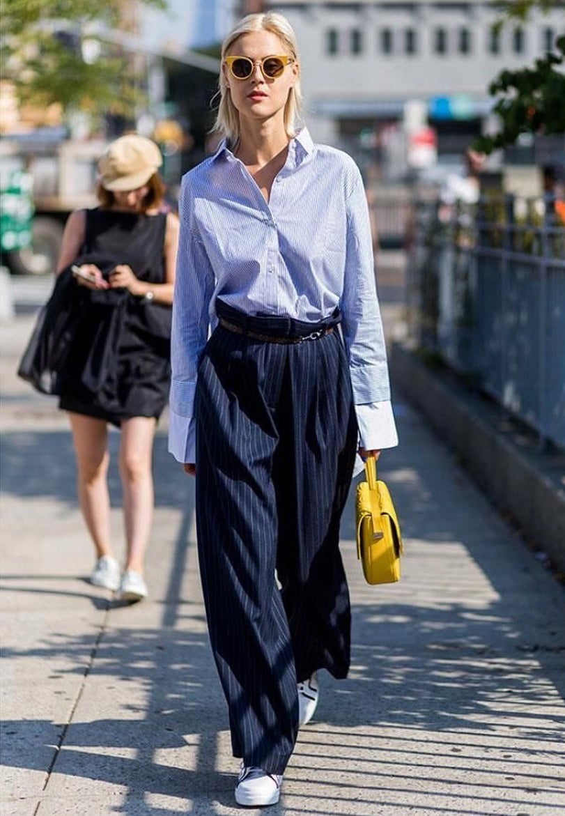 Pantalones de raya diplomática con zapatillas