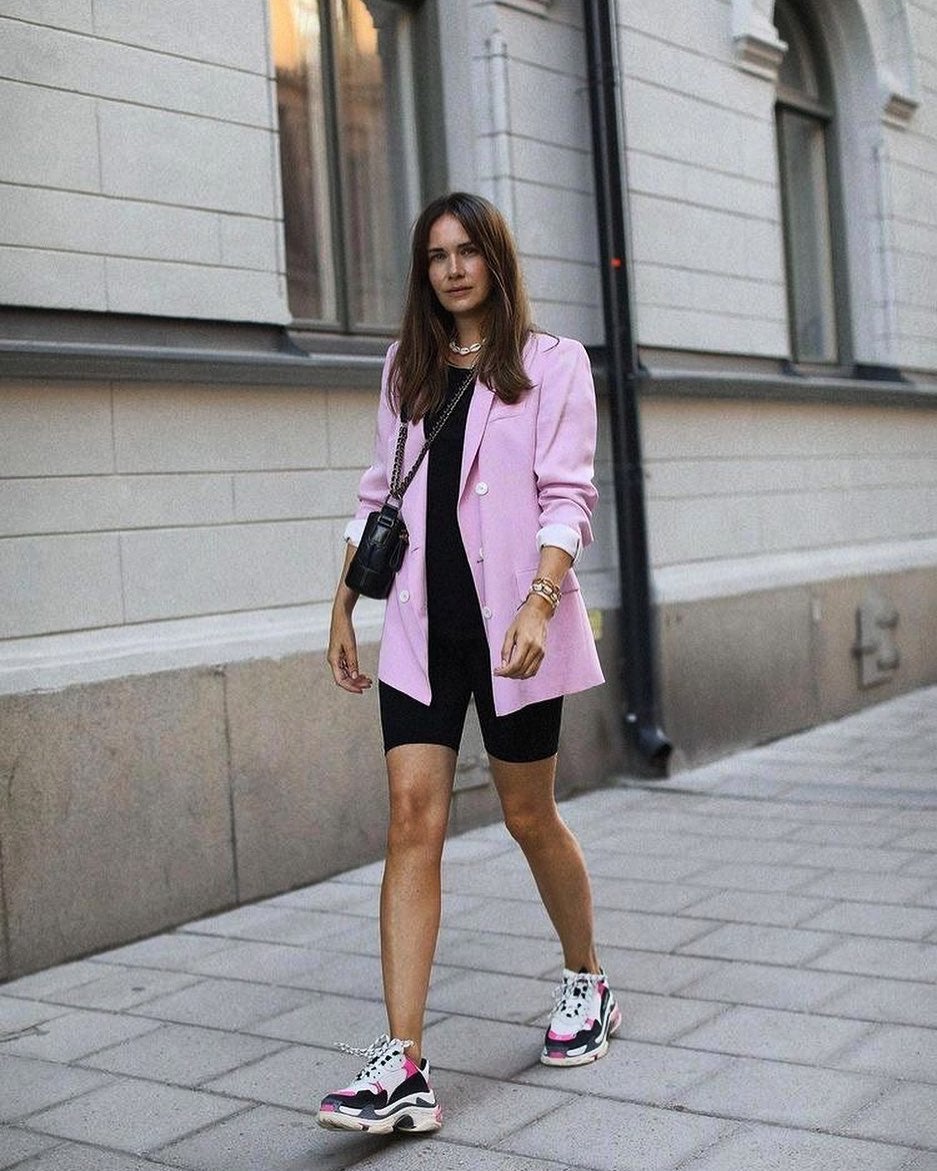 Mallas con 'sneakers' y americanas de colores