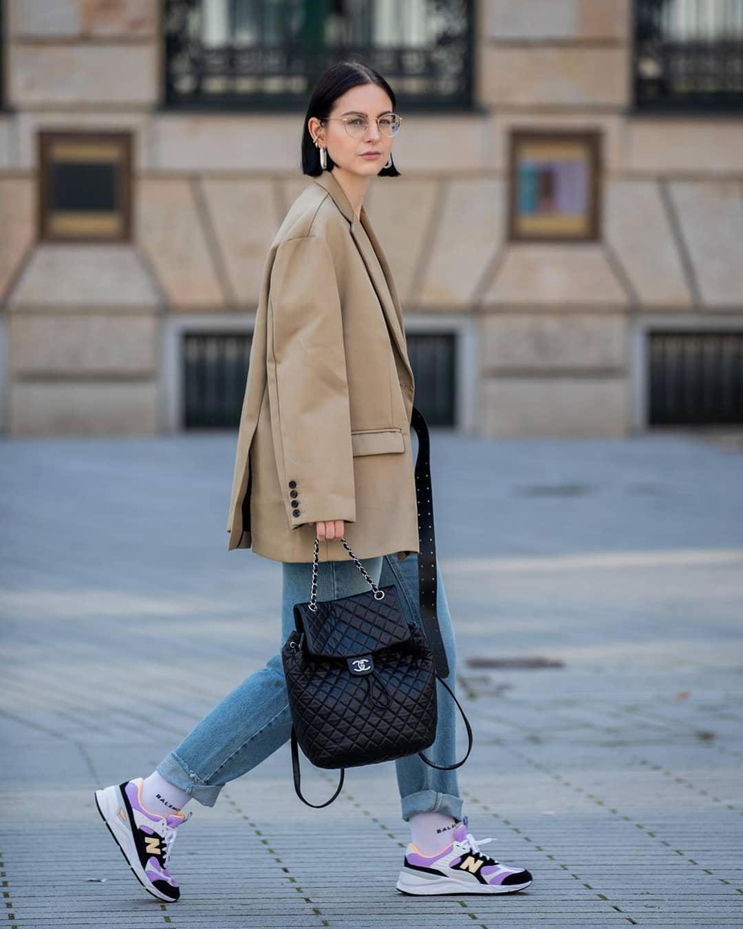 Vaqueros, americanas y 'sneakers' divertidas