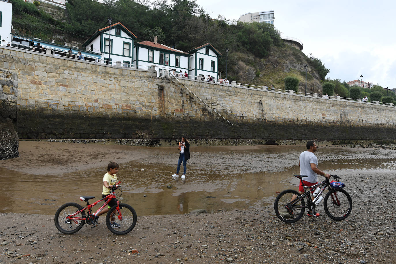 Fotos: Las mareas vivas dejan al desnudo las playas de Bizkaia