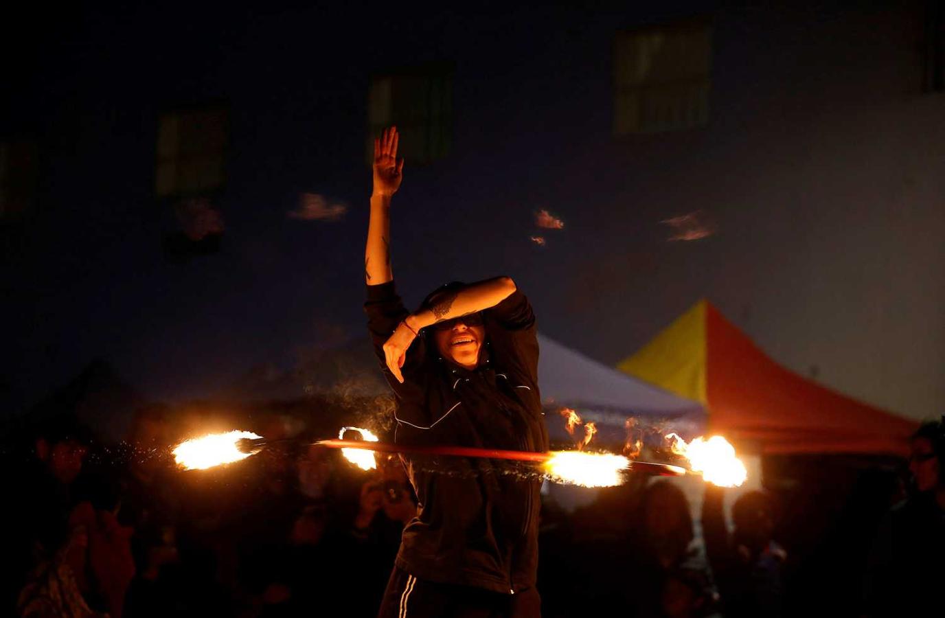 Actuación en una reunión de malabaristas en Valparaíso, Chile