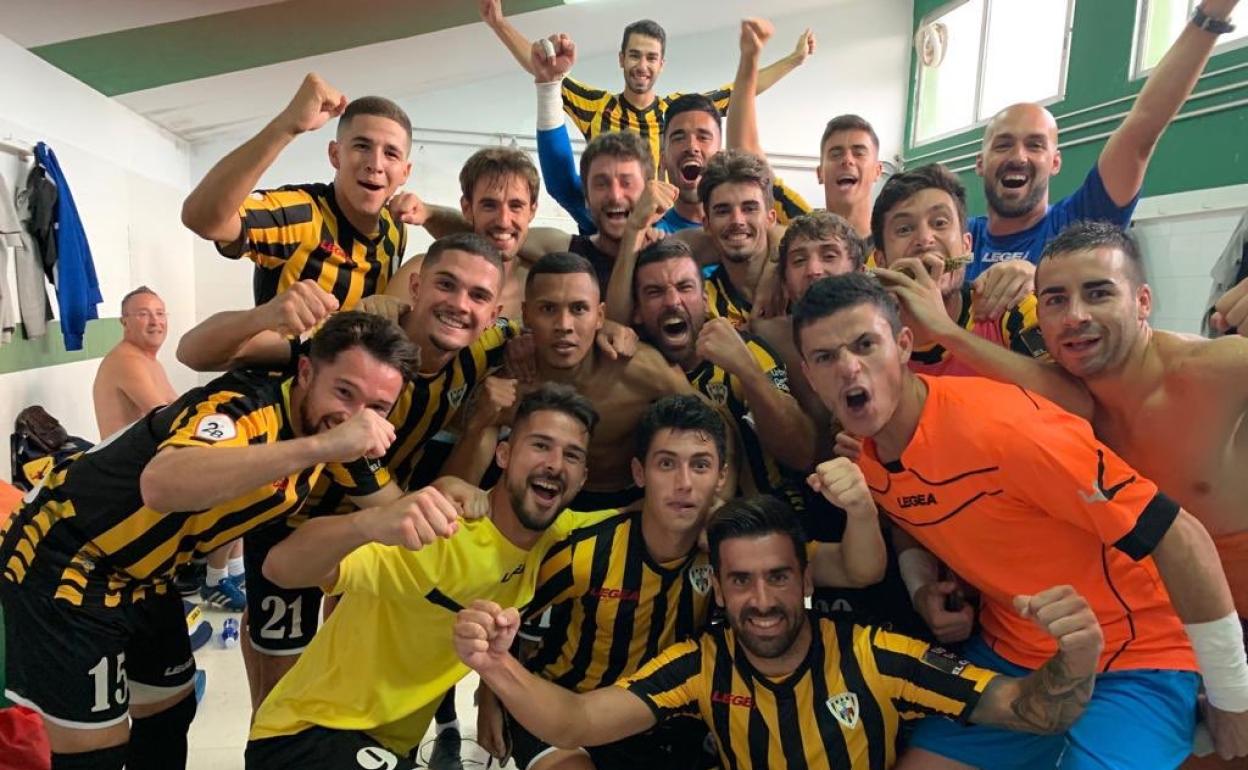 Los jugadores del Barakaldo celebran su victoria.
