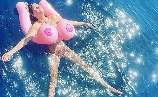 La modelo Heidi Klum se tiró a la piscina con un flotador con forma de inmensos pechos.