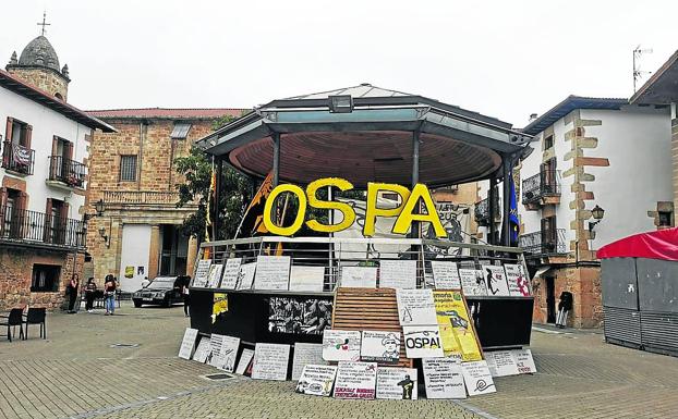 Carteles contras las fuerzas de seguridad en una plaza de Alsasua. 