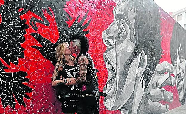 No es una imagen del pasado, se tomó ayer a la tarde en Santurtzi cuando se descubrió el mural de 27 metros en homenaje a Eskorbuto.