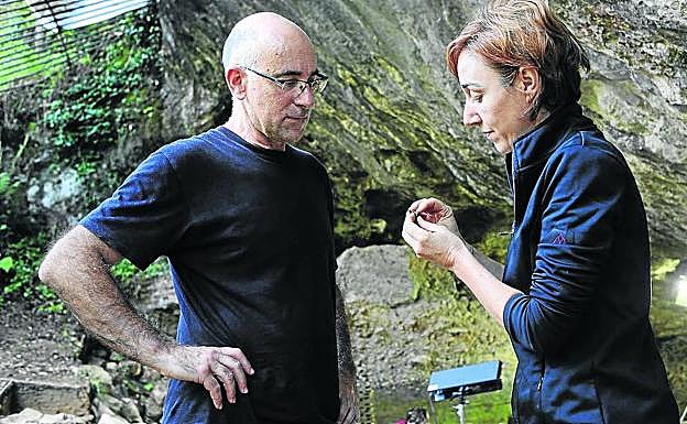 Los arqueólogos Jesús González Urquijo y Talía Lazuen examinan una pieza en el yacimiento.