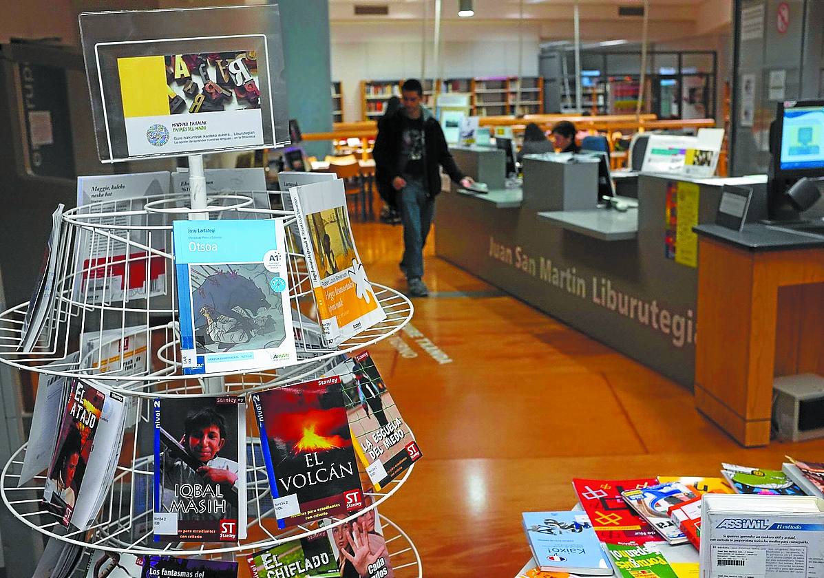 Interior de la biblioteca municipal Juan San Martín de Eibar, que cuenta con una gran variedad de títulos.