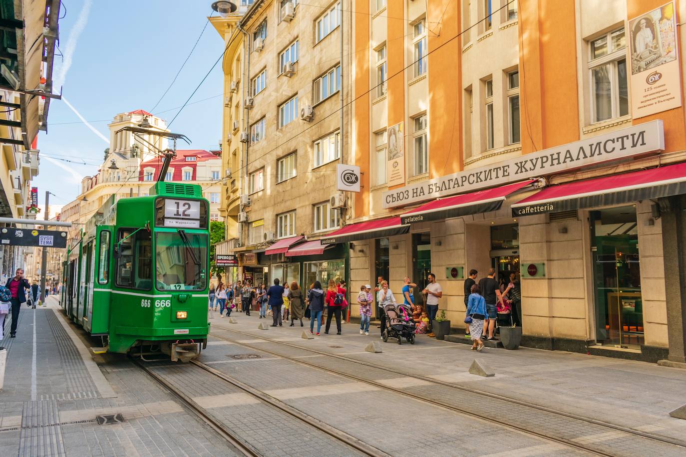 8. Sofía | La capital búlgara también tiene una cultura de shopping más propensa a comprar en centros comerciales, pero eso no va en detrimento de la calidad de sus establecimientos, ya que las 1600 tiendas de ropa y calzado de las que presume la ciudad tienen una valoración media en Google de 4.26 estrellas. Las calles de tiendas fueron reemplazadas gradualmente por centros comerciales tras la caída del comunismo. Las antiguas calles comerciales del pasado albergan ahora hermosos cafés y mercados. Los centros comerciales más bellos de Sofía, así como los más apreciados, son el Paradise Center y el Mall of Sofia. Precio fin de semana en Sofía: 92 € de media por dos noches. Rebajas de invierno: del 15 de enero al 15 de abril.