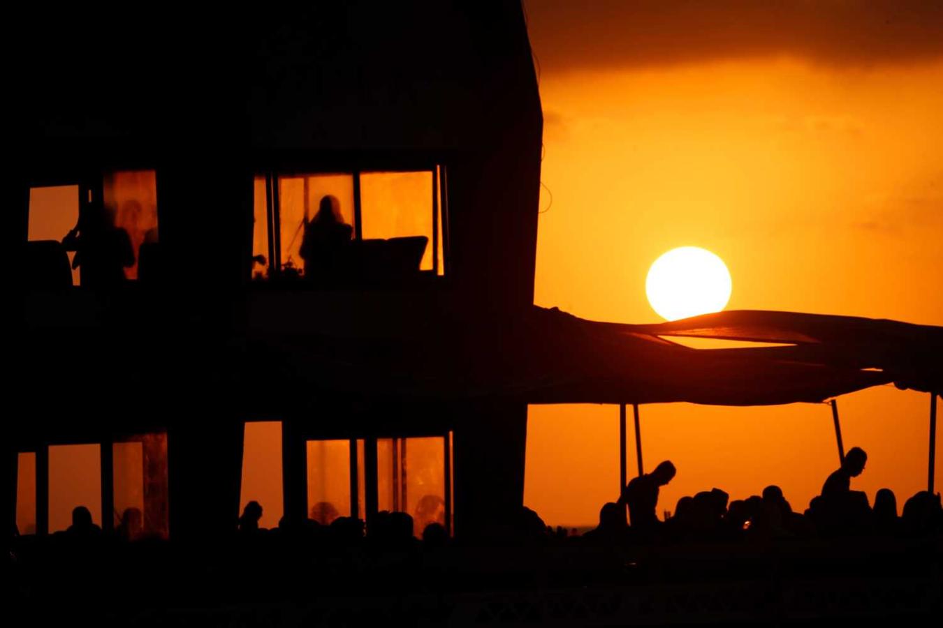 Restaurante de una playa frente al Mediterráneo al atardecer en Gaza 