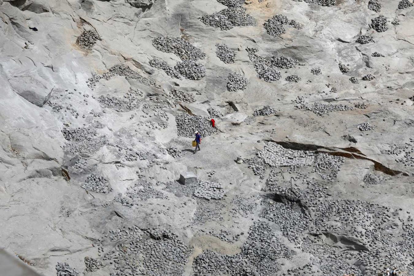 Un hombre camina por una cantera de Akamasoa en Madagascar