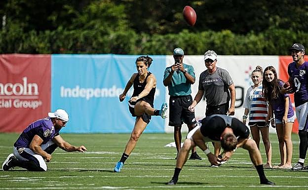 La centrocampista de EEUU en la misma sesión de tiros. 