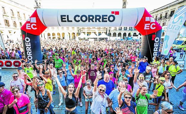 Participantes en la última edición de la Marcha Solidaria Green de EL CORREO cruzan la meta.