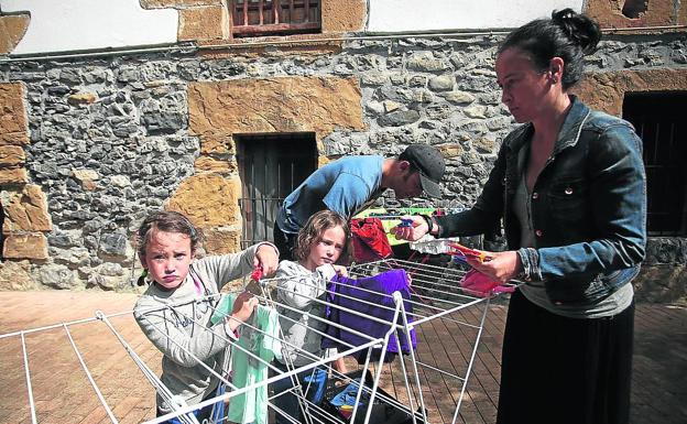 Ilari y Laura, con sus hijas gemelas, June y Nora, han apostado por vivir en euskera.