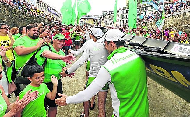 La afición de Hondarribia felicita a sus remeros tras su triunfo en la primera jornada.