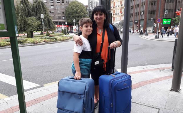 Irantzu y Erlantz esperan en la plaza Moyúa al autobús que les lleva al aeropuerto. Su destino, Tenerife.