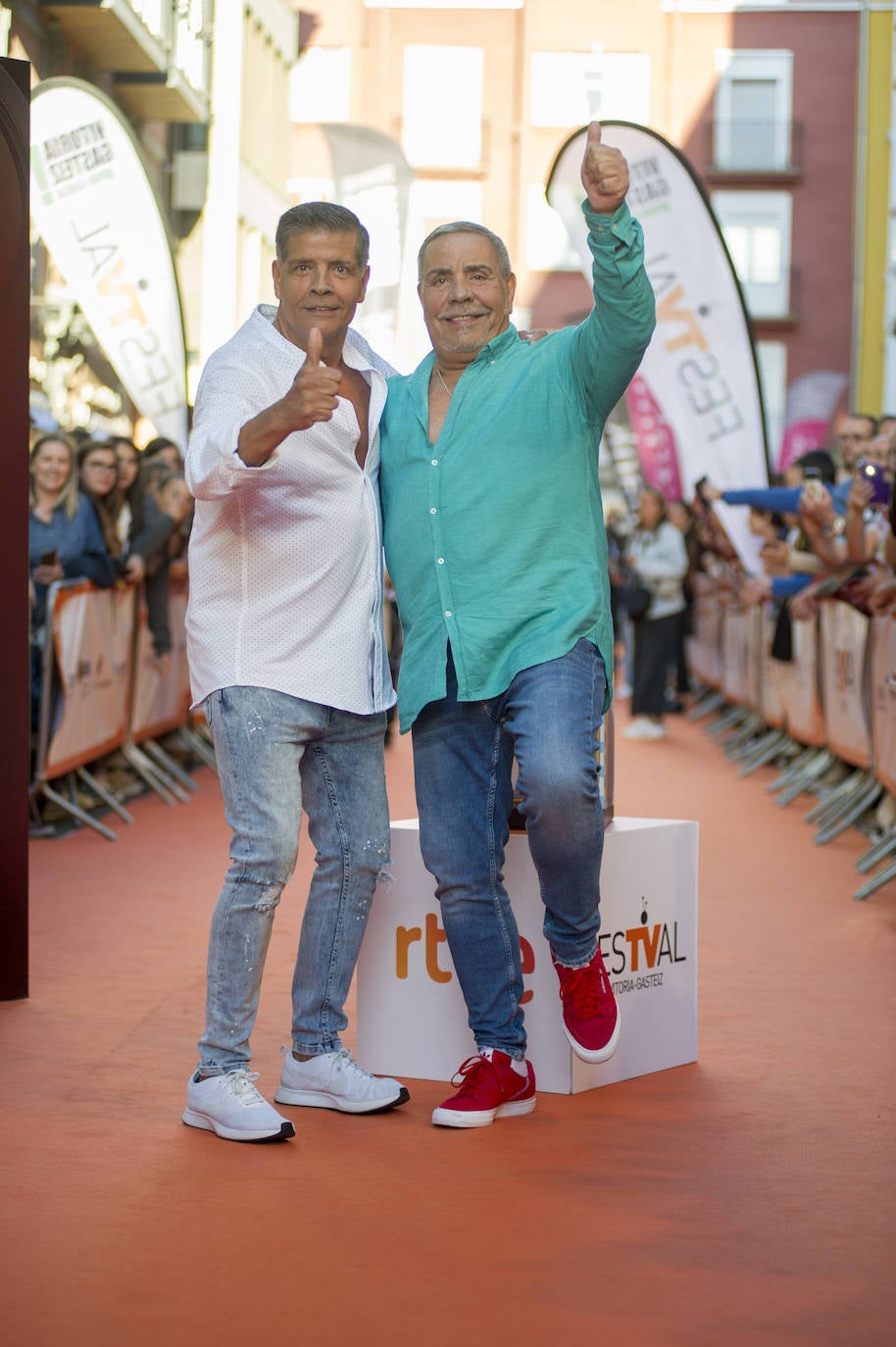 JUAN Y JOSÉ SALAZAR. Los Chunguitos mostraron dos de los looks más informales de la noche. Ambos con camisa y pantalones vaqueros. Juan eligió unas zapatillas Adidas como calzado y su hermano José unas Nike.