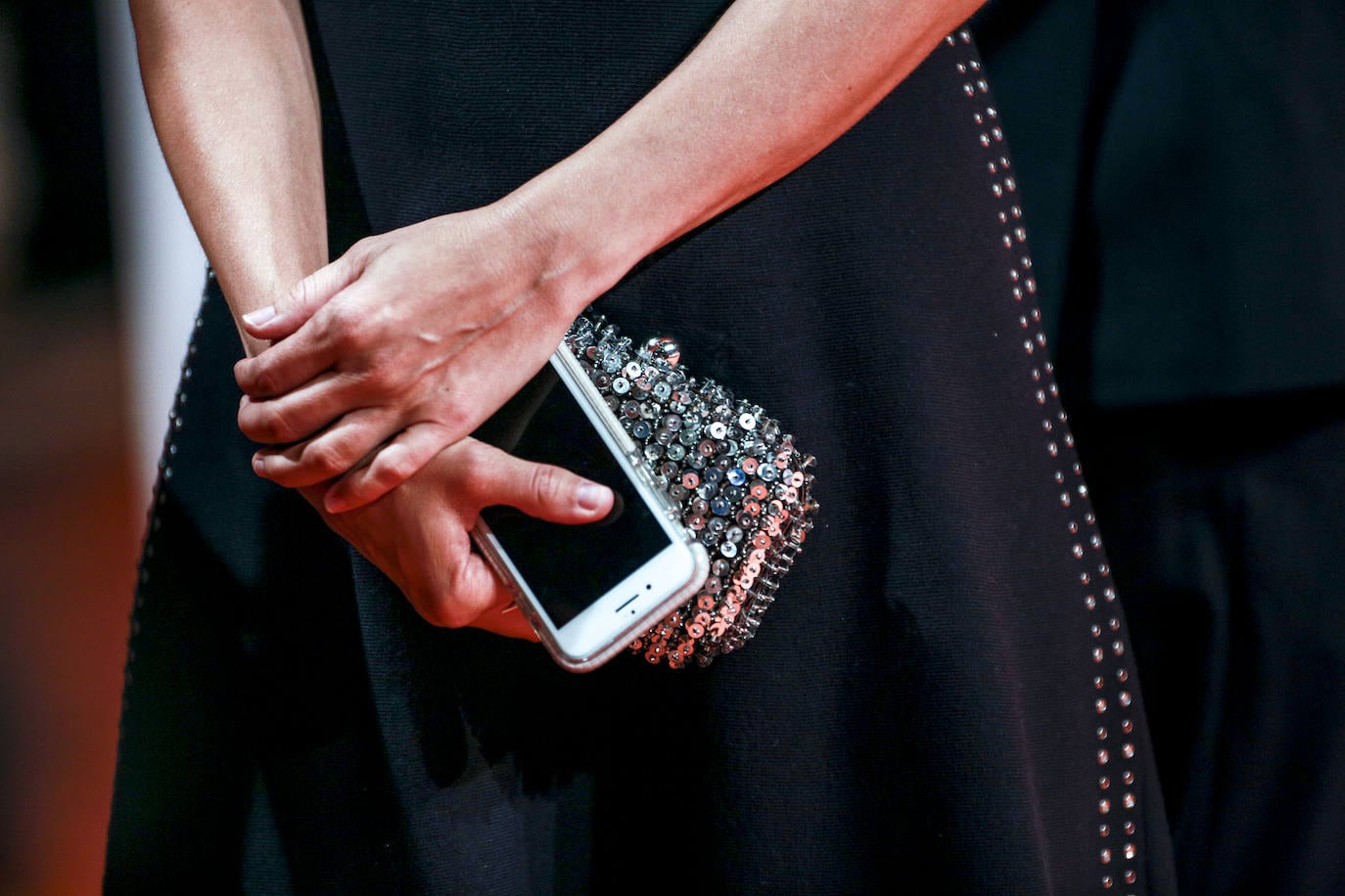 BARBARA GOENAGA. La actriz vasca optó por un vestido corto de media manga de la firma Sandro con detalles de pedrería en el pecho combinado con sandalias plateadas y ‘clutch’ de Zara. Las joyas eran de su propia marca: Soulbask.