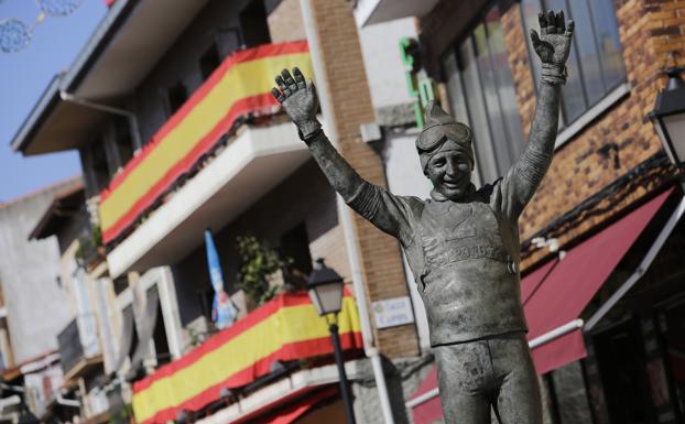 Imagen de la estatua de Paquito Fernández Ochoa.