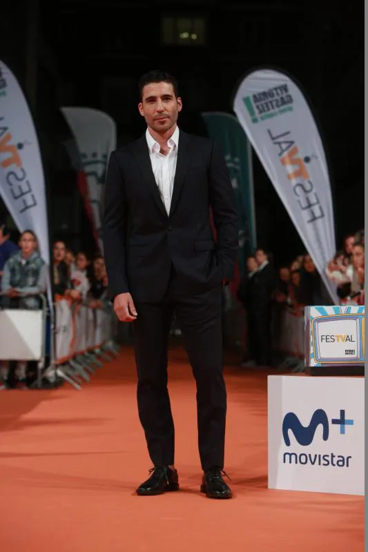 MIGUEL ÁNGEL SILVESTRE. El actor valenciano triunfó sobre la alfombra naranja acaparando todos los piropos. Muy elegante, lució un traje negro de Dolce&Gabanna y zapatos negros sin calcetines de la misma firma. Completó el look con camisa blanca.