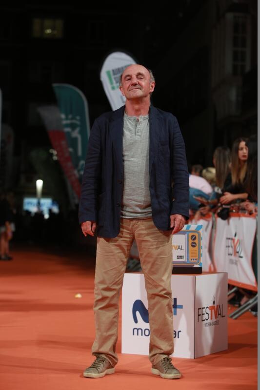 RAMÓN AGIRRE. El actor y humorista vasco optó para la presentación en Vitoria de ‘El corredor de la muerte’ por una americana azul marino, camiseta gris, pantalón beige y zapatillas marrones.