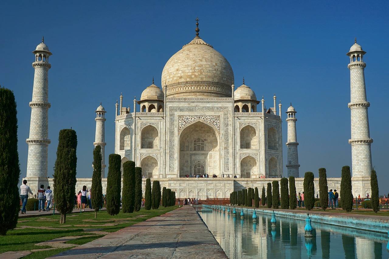 El Taj Mahal, en la India | Patrimonio de la Humanidad y una de las construcciones más emblemáticas del mundo, la degradación de su fachada blanca es cada vez más preocupante y los expertos están barajando incluso prohibir las visitas para su mejor conservación.