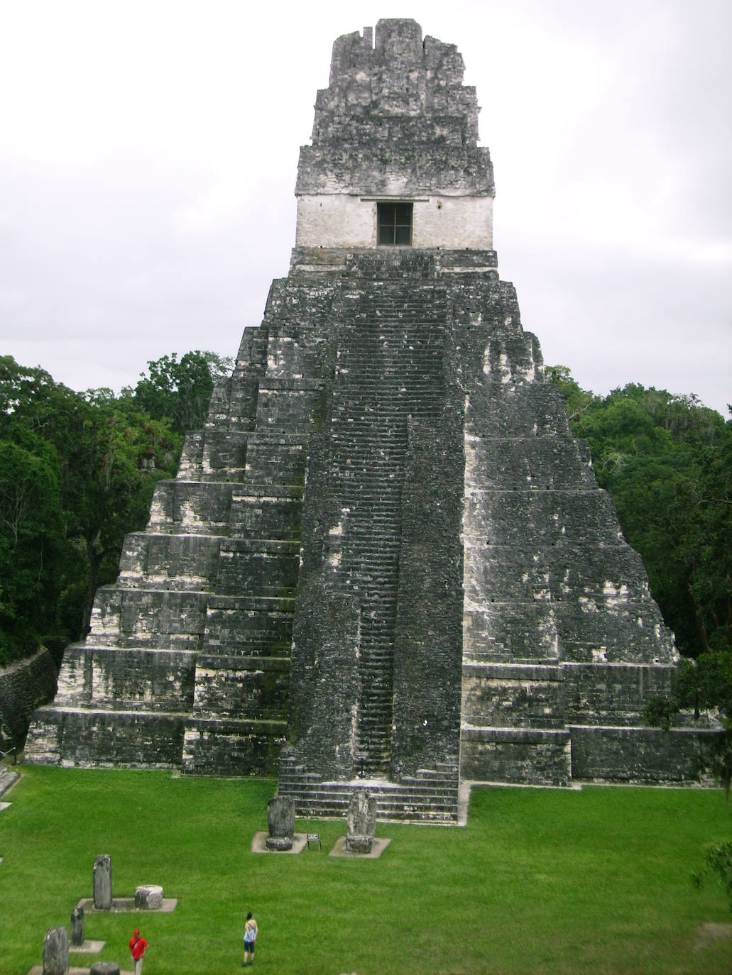 Tikal, en Guatemala | El saqueo ilegal y la quema de los bosques ponen en serio peligro la supervivencia de este enclave, el más visitado de todo el país.