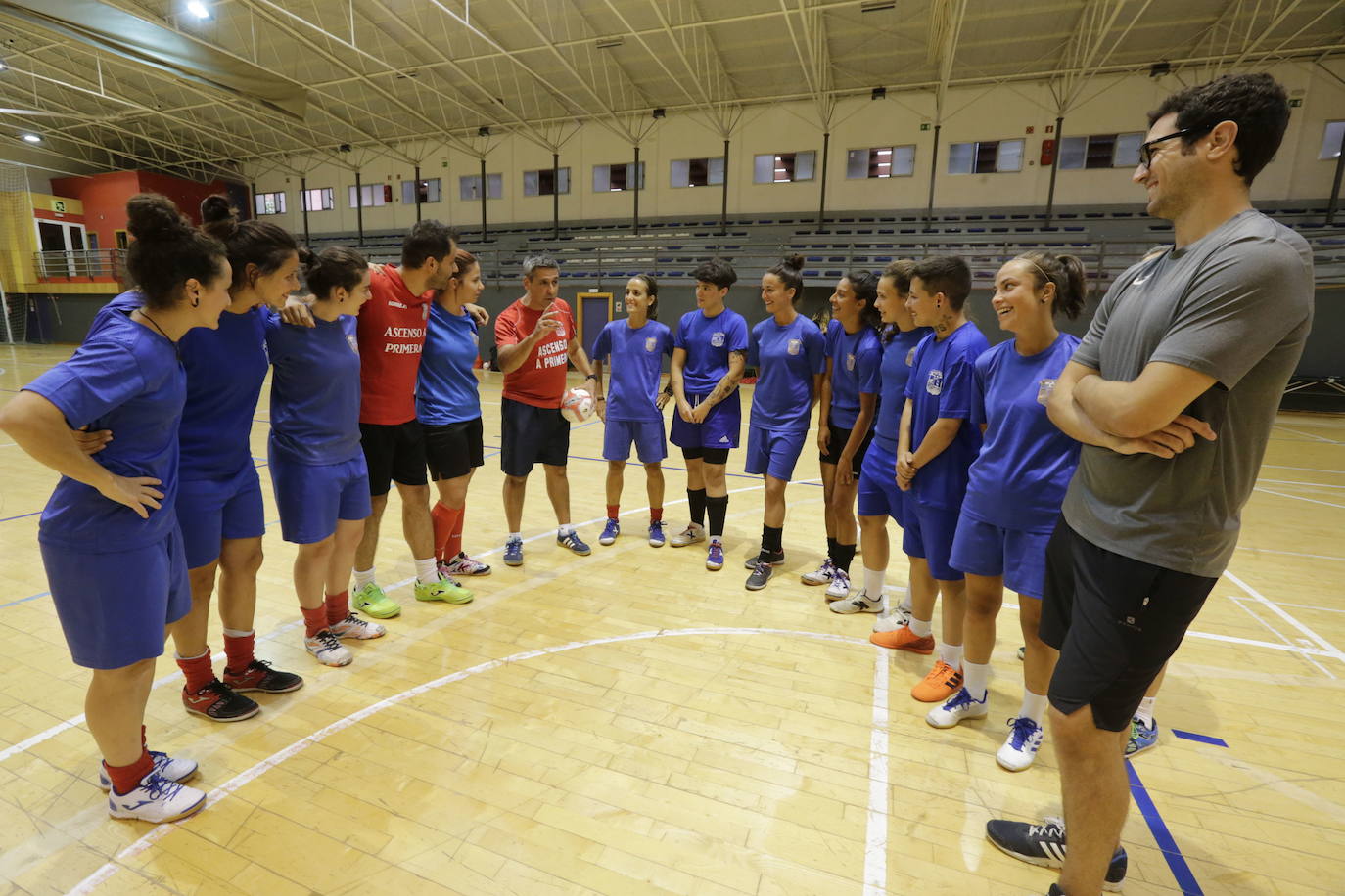 Jugadoras del Bilbo recibiendo las primers indicaciones de la pretemporada. 