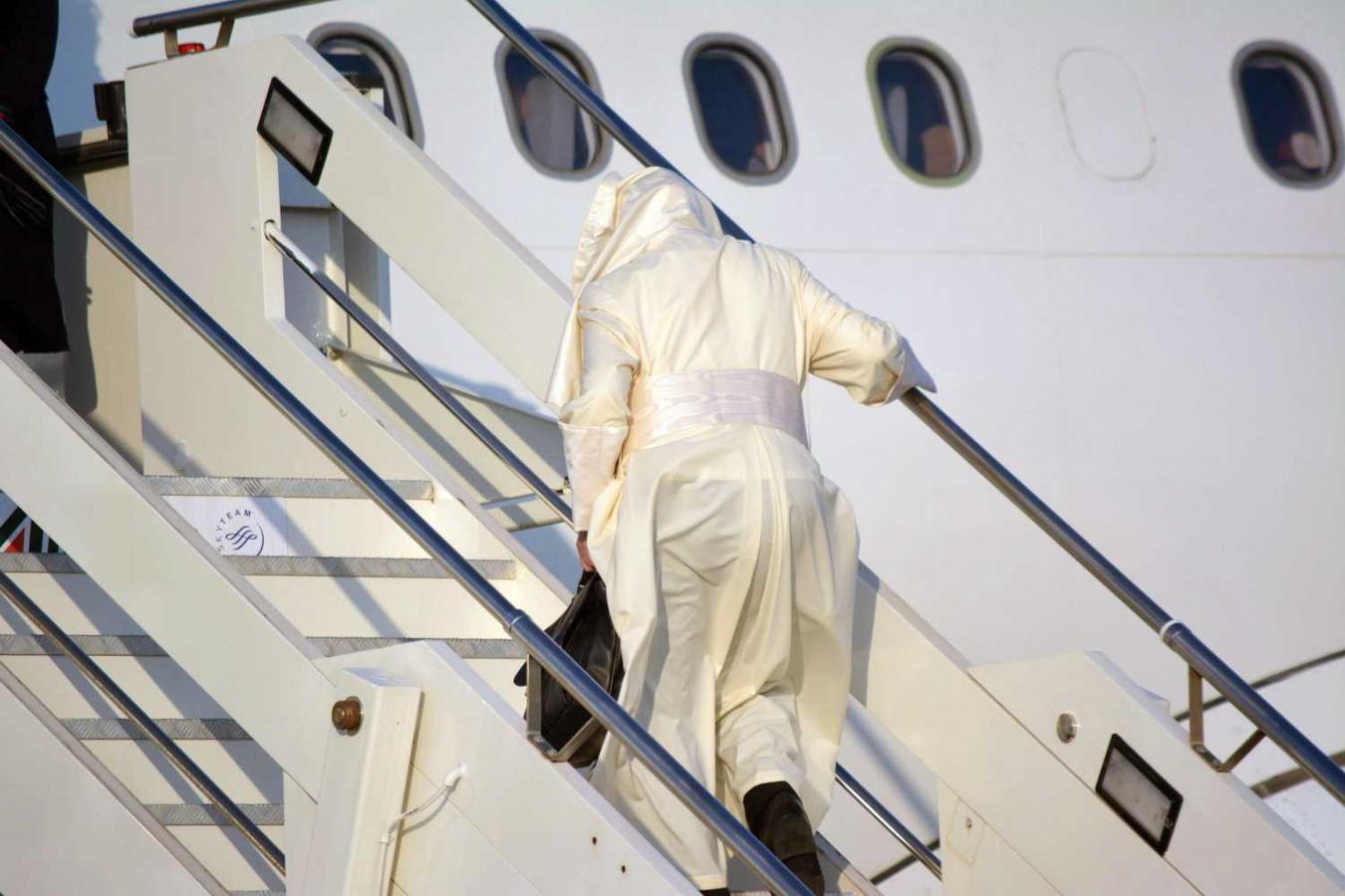 El papa Francisco embarca en un avión para dirigirse a Maputo